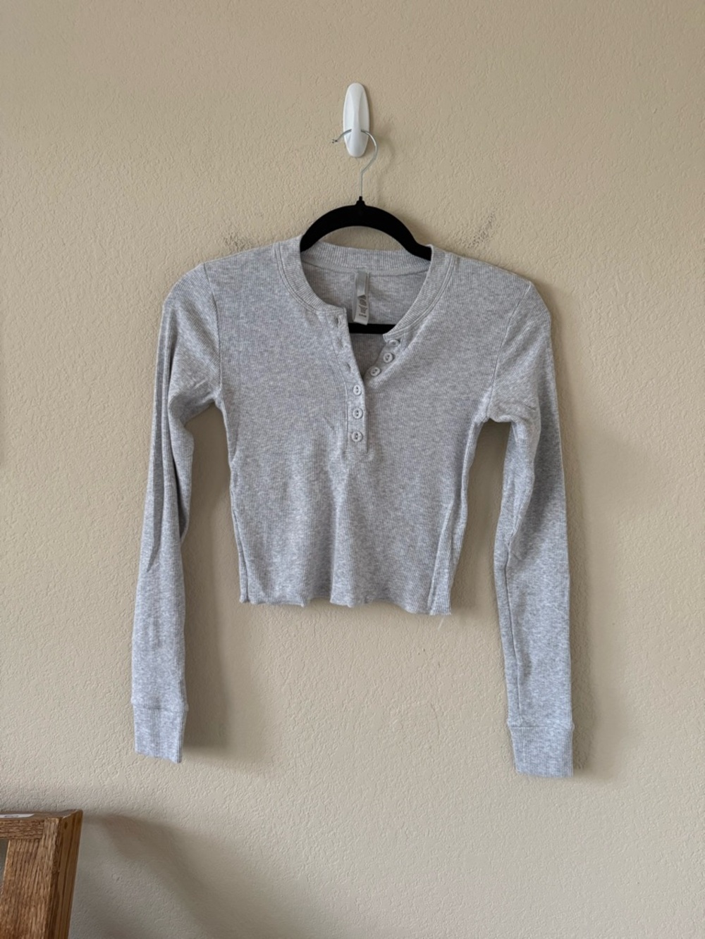 NWOT Skims Cotton Rib Cropped Long Sleeve Henley in Heather Grey